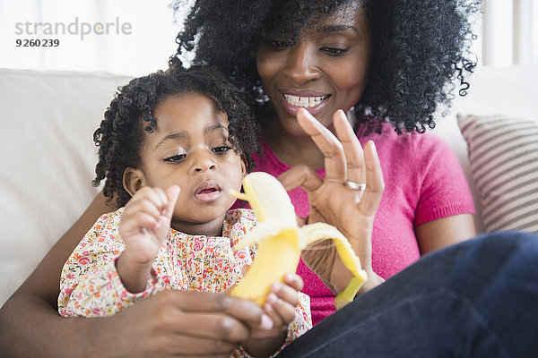 Banane Tochter essen essend isst Mutter - Mensch