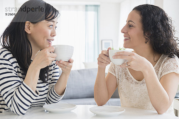 Zusammenhalt Frau trinken Kaffee Tisch