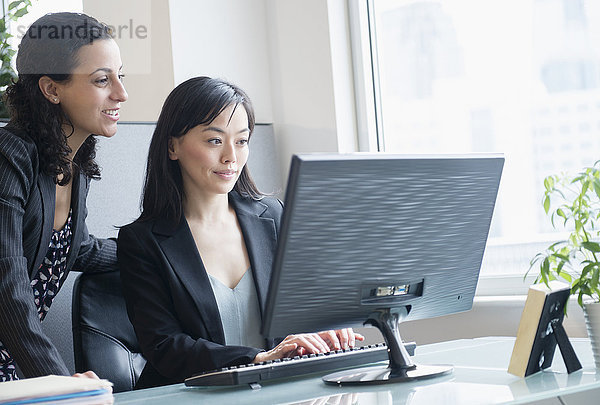 Zusammenhalt Geschäftsfrau arbeiten Büro