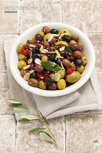 Gemischte marinierte Oliven mit Knoblauch  Senf und Chili