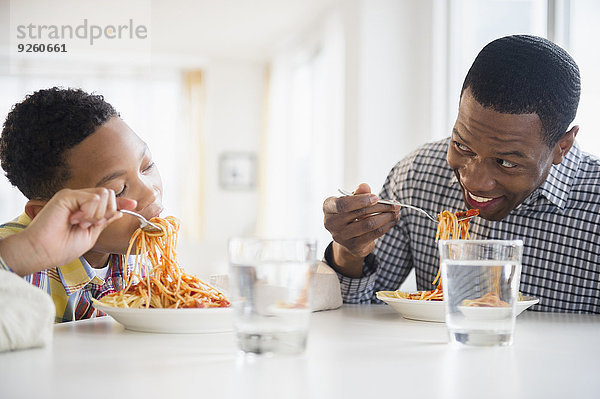 Zusammenhalt Menschlicher Vater Sohn essen essend isst Tisch