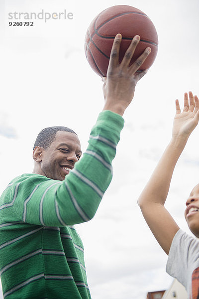 Außenaufnahme Menschlicher Vater Sohn Basketball freie Natur spielen