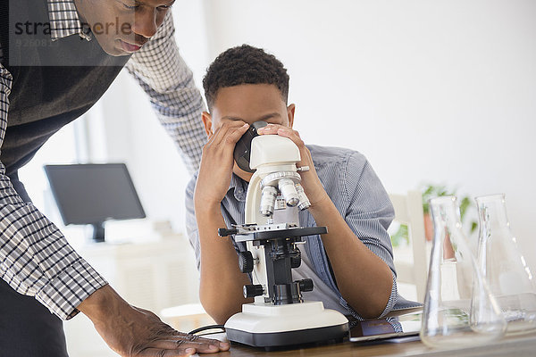 benutzen Hilfe Lehrer Student Mikroskop Wissenschaft