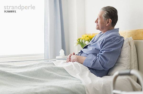 sitzend Senior Senioren Europäer Mann Krankenhaus Bett