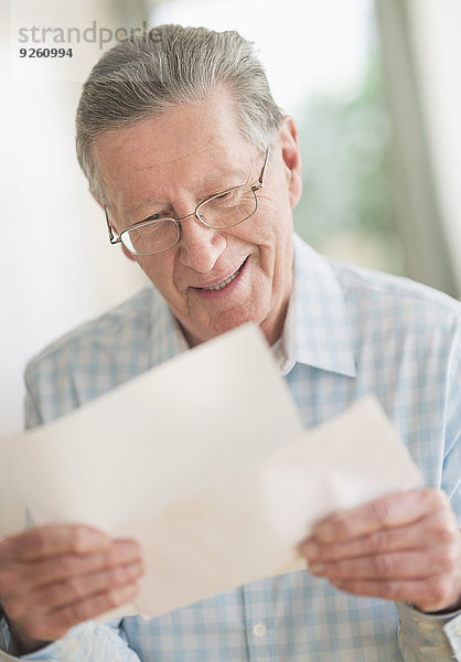 Senior Senioren Europäer Mann Brief vorlesen