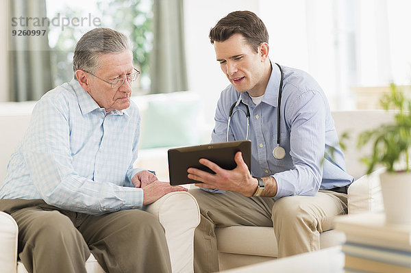 Patientin Interior zu Hause benutzen Europäer Arzt Tablet PC