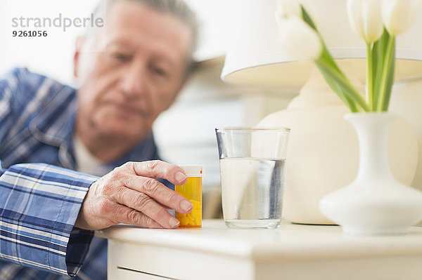 Senior Senioren Europäer Mann nehmen Gesundheitspflege