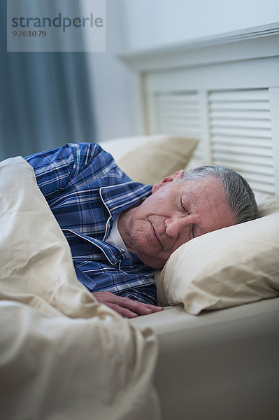 Senior Senioren Europäer Mann Bett schlafen