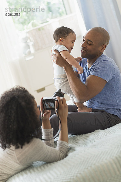 Frau Fotografie nehmen Menschlicher Vater Baby