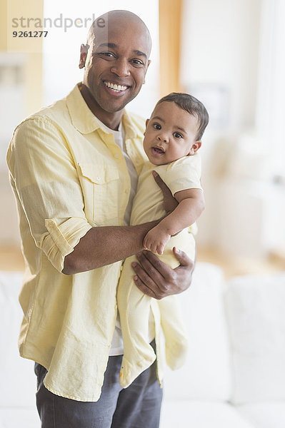 lächeln Menschlicher Vater halten Baby