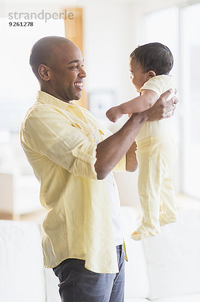 lächeln Menschlicher Vater halten Baby