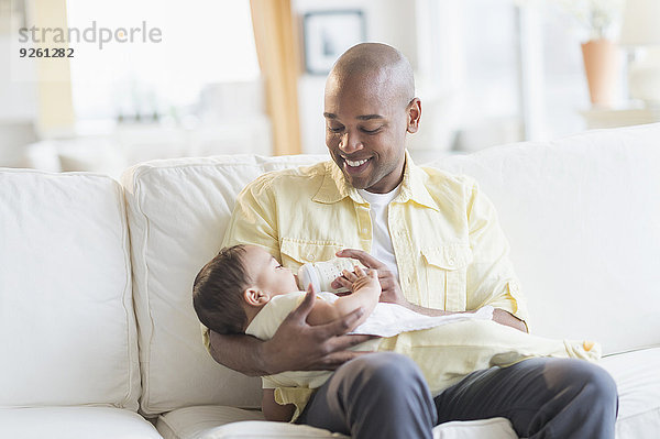 Couch lächeln Menschlicher Vater Baby füttern