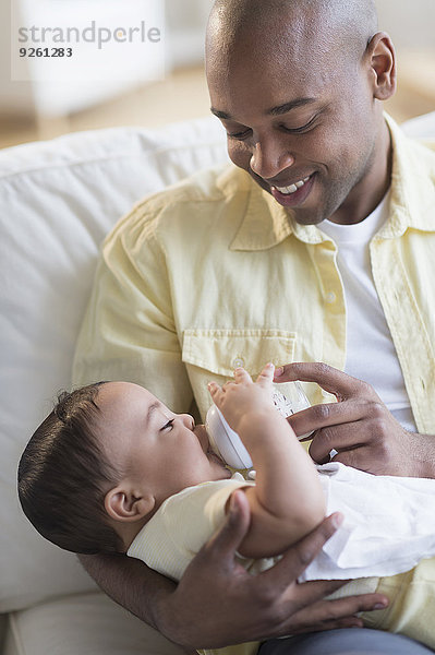Couch lächeln Menschlicher Vater Baby füttern