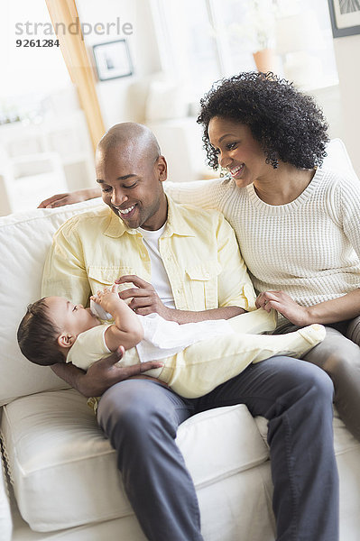 Couch lächeln Menschlicher Vater Baby füttern