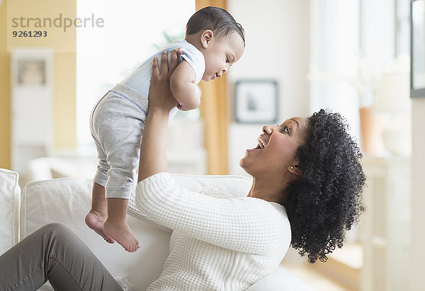 Couch mischen Mutter - Mensch Baby Mixed spielen