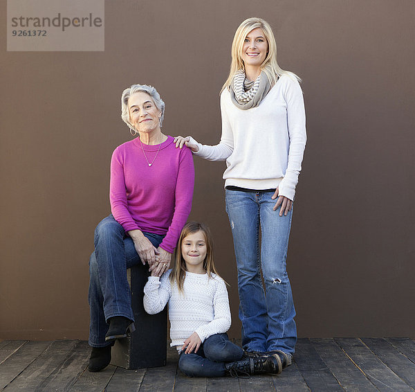 Zusammenhalt Europäer Frau lächeln 3 Generation