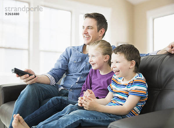 Europäer sehen Couch Menschlicher Vater Fernsehen