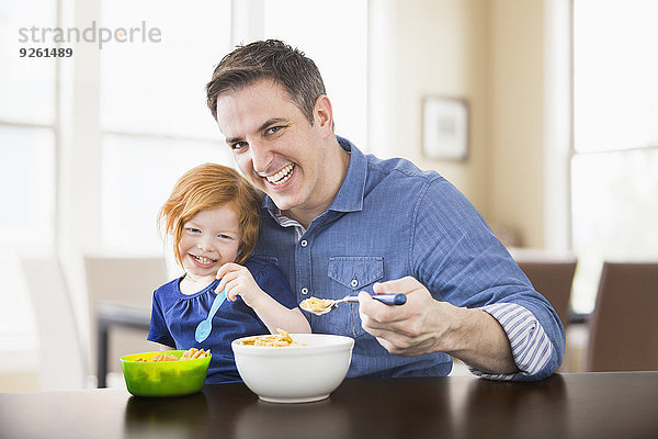 Zusammenhalt Europäer Menschlicher Vater Tochter essen essend isst Frühstück