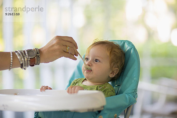 hoch oben Europäer Stuhl Mutter - Mensch Baby füttern