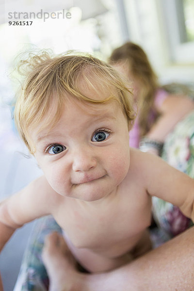 Europäer grimassieren Grimasse Grimassen schneiden das Gesicht verziehen Baby