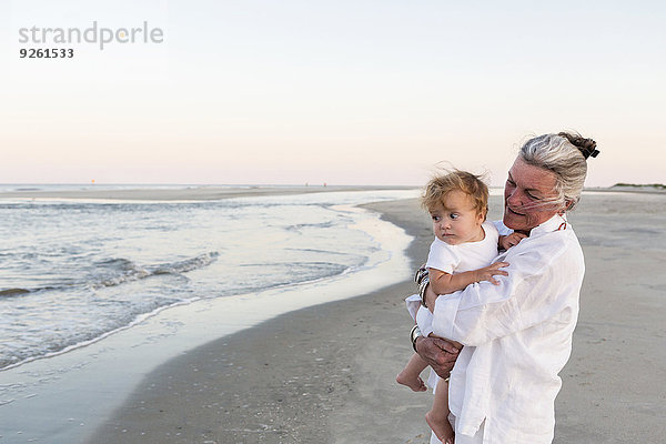 Europäer Frau tragen Strand Enkelsohn