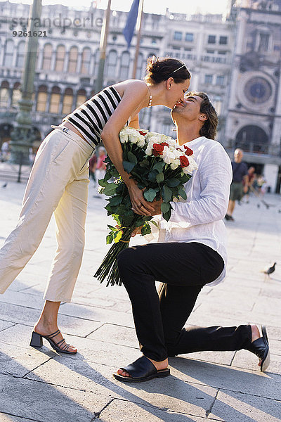 Mann Freundin geben Blume Venetien Markusplatz
