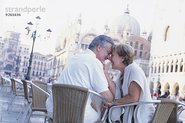 Senior Senioren berühren Weg Cafe Venetien Markusplatz