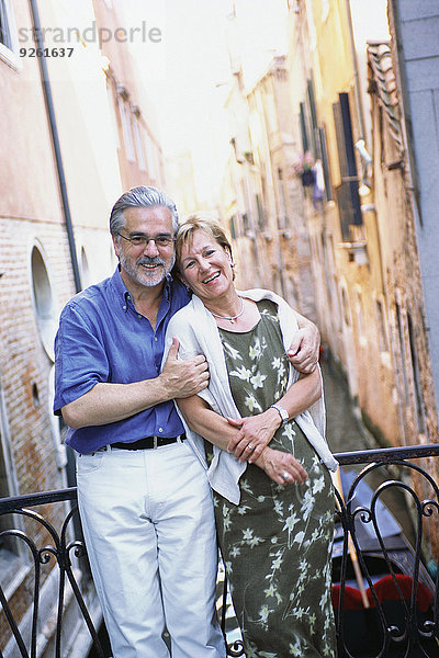 Städtisches Motiv Städtische Motive Straßenszene Senior Senioren umarmen über Venetien