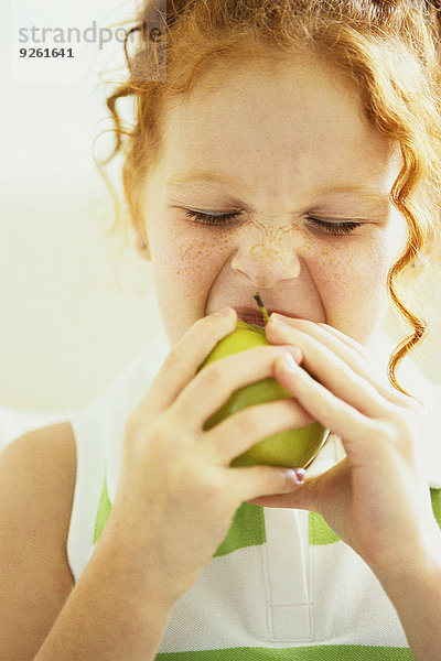 Apfel essen essend isst Mädchen