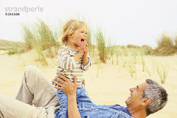 Europäer Strand Menschlicher Vater Sohn spielen