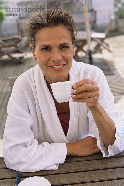 Außenaufnahme Europäer Frau trinken Kaffee freie Natur