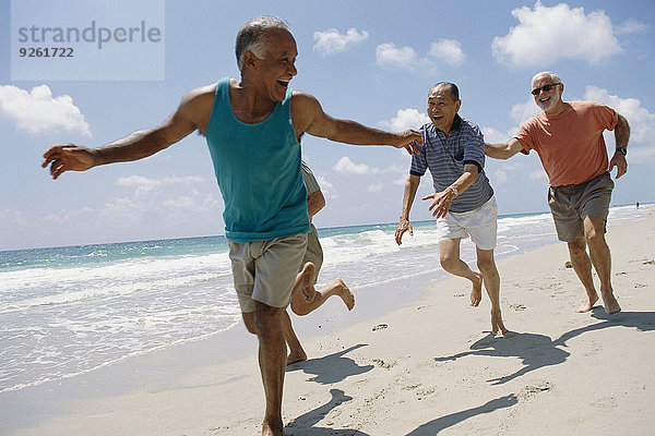 Senior Senioren Freundschaft Strand joggen