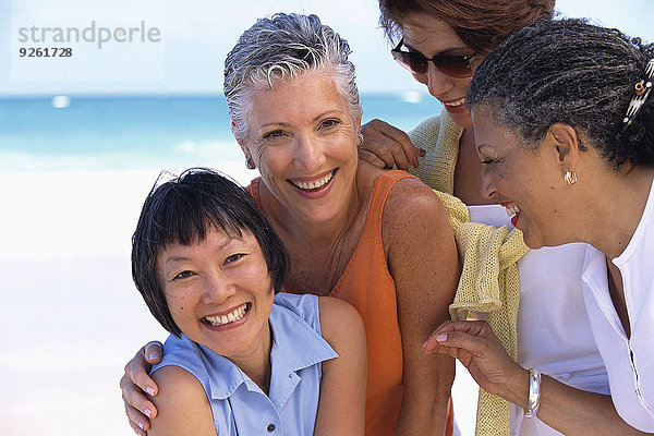 Senior Senioren Frau lächeln Strand