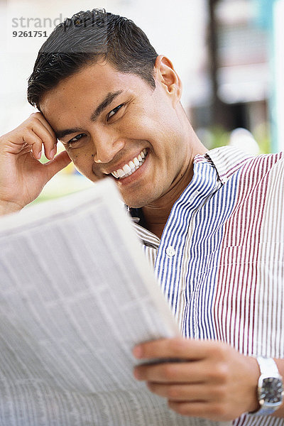 Mann lächeln Zeitung vorlesen