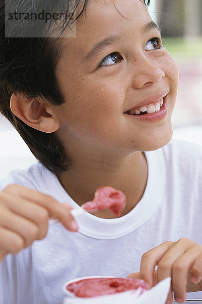Außenaufnahme Junge - Person Eis essen essend isst Sahne freie Natur