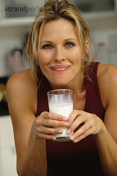 Frau lächeln Milch