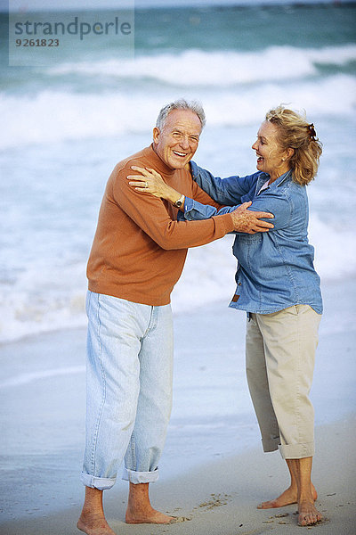 Senior Senioren Europäer umarmen Strand