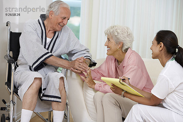 Interior zu Hause Senior Senioren sprechen Besuch Treffen trifft