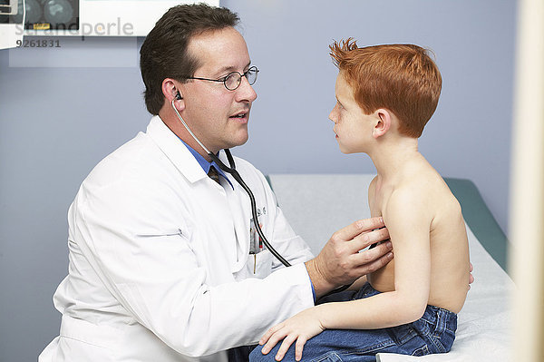 zuhören Junge - Person Arzt Büro Herzschlag