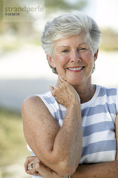Außenaufnahme Senior Senioren Frau lächeln freie Natur