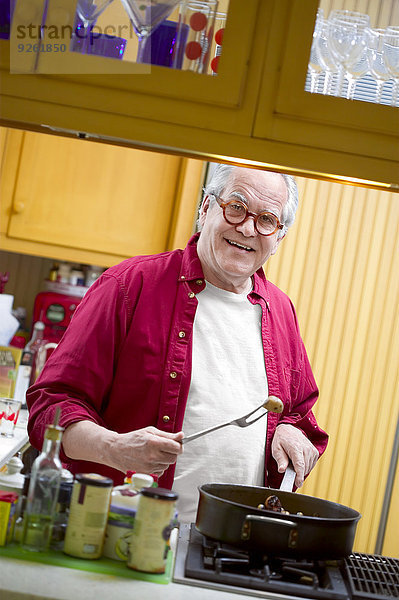 Senior Senioren kochen Mann Küche