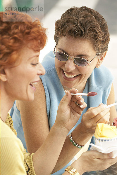 Senior Senioren Zusammenhalt Frau Eis essen essend isst Sahne