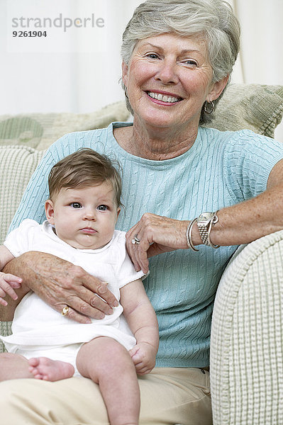 sitzend Senior Senioren Frau Couch Enkeltochter