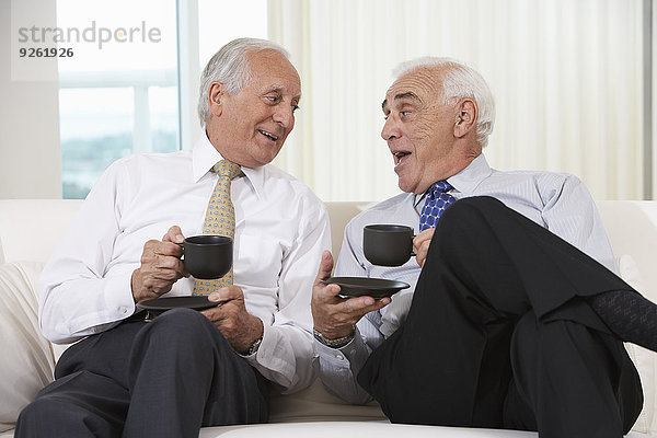 Senior Senioren Geschäftsmann Couch Kaffee