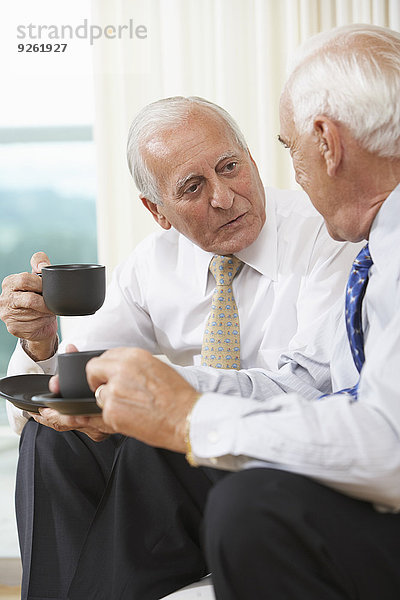 Senior Senioren Geschäftsmann Couch Kaffee