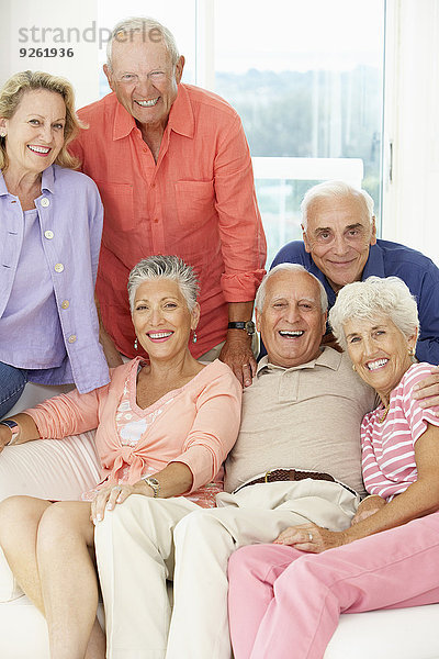 Senior Senioren Zusammenhalt Freundschaft lächeln Zimmer Wohnzimmer