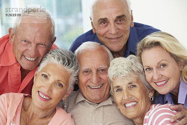 Senior Senioren Zusammenhalt Freundschaft lächeln