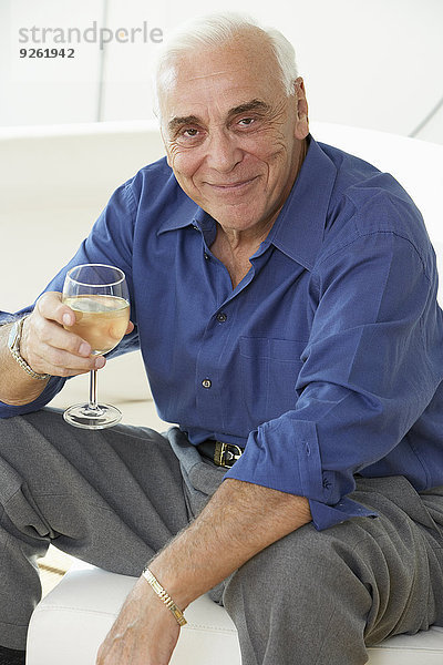Senior Senioren Mann Glas Wein trinken