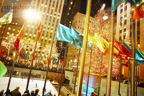 fliegen fliegt fliegend Flug Flüge Vereinigte Staaten von Amerika USA Nacht über Fahne New York City Rockefeller Center