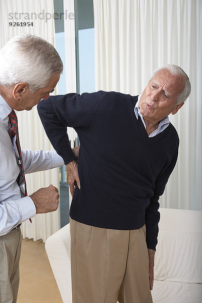 Senior Senioren Mann Schmerz Arzt sehen